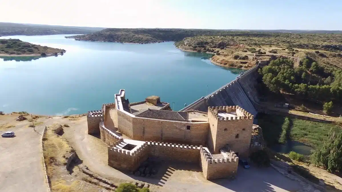 Castillo de Peñarroya en las Lagunas de Ruidera